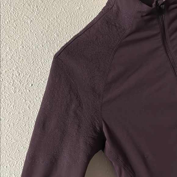 Lululemon Toasty Tech 1/2 Zip Size 6 with Gorgeous Sleeve Detail - Picture 4 of 12